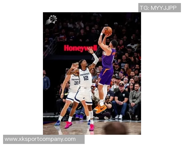 布克本赛季场均253次空位三分球引领联盟展现超强投射能力 布克本赛季场均253次空位三分球引领联盟展现超强投射能力