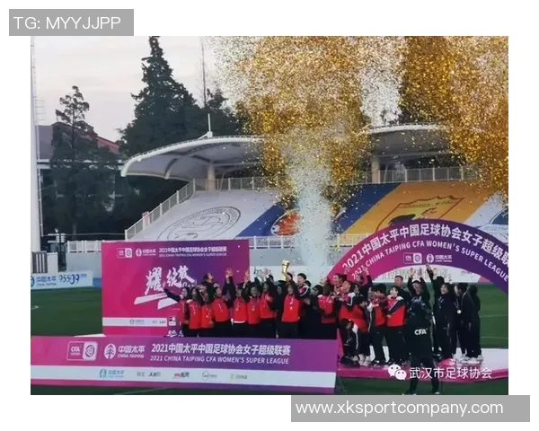 上海市足协热烈祝贺海港队在上海足球史上创造辉煌成就的壮丽篇章