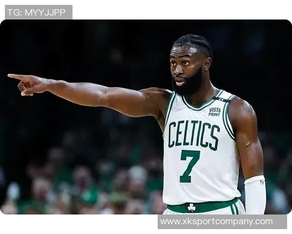 杰伦布朗轻松发挥9投5中贡献15分7篮板4助攻展现全能实力