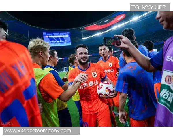 泰山外援瓦科携家人欢庆圣诞节合影留念尽享巴黎美好时光