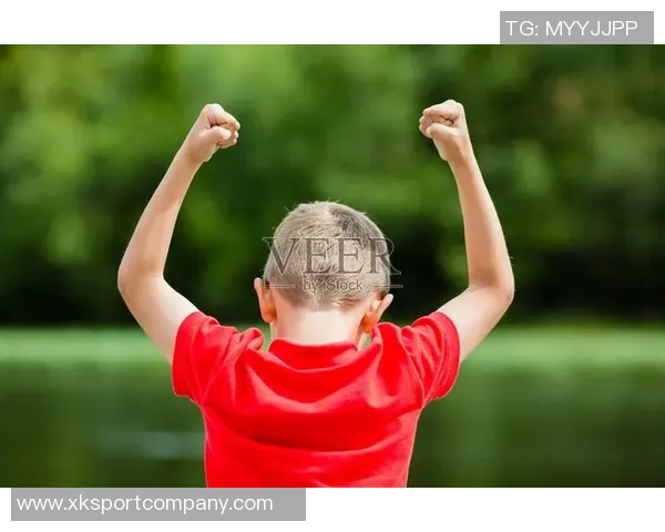 文班赛后与保罗亲密耳语击掌庆祝胜利瞬间引发热议 文班赛后与保罗亲密耳语击掌庆祝胜利瞬间引发热议