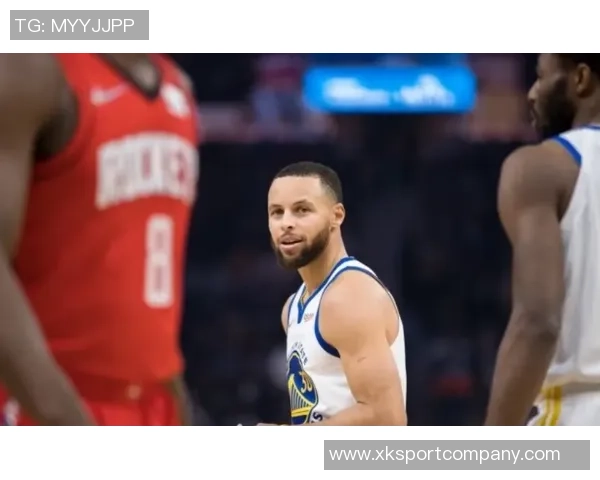 库里已下场邓恩依然保持警惕防守展现职业精神与团队意识